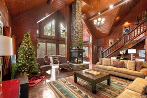 TV, fireplace, video games, DVD player - 4BR & Game Loft w Hot Tub & Theater, Sleeps 8! (Sevierville)