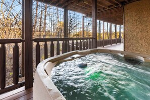 Outdoor spa tub - 4BR & Game Loft w Hot Tub & Theater, Sleeps 8! (Sevierville)