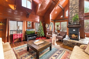 TV, fireplace, video games, DVD player - 4BR & Game Loft w Hot Tub & Theater, Sleeps 8! (Sevierville)