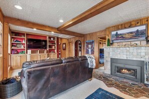 TV, fireplace, offices - Hughes Hideaway | Lakefront Cabin Near Town (Lakeside)