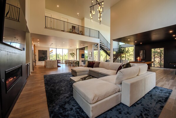 Smart-TV, Kamin, Tischtennisplatte