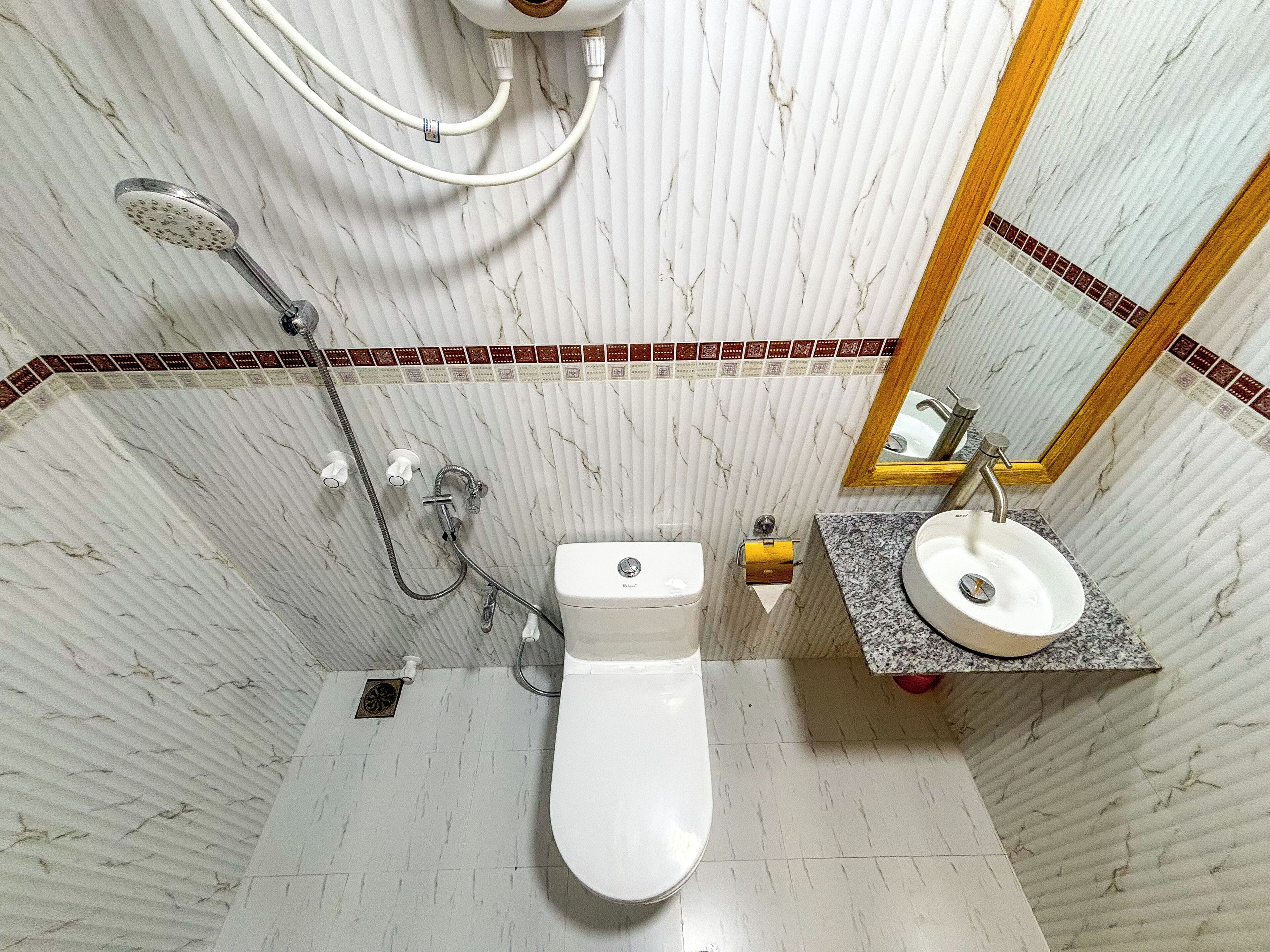 Deluxe Double or Twin Room, City View | Bathroom | Shower, hair dryer, towels, soap