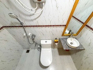 Deluxe Double or Twin Room, City View | Bathroom - Eco Palm Maldives (Mathiveri)