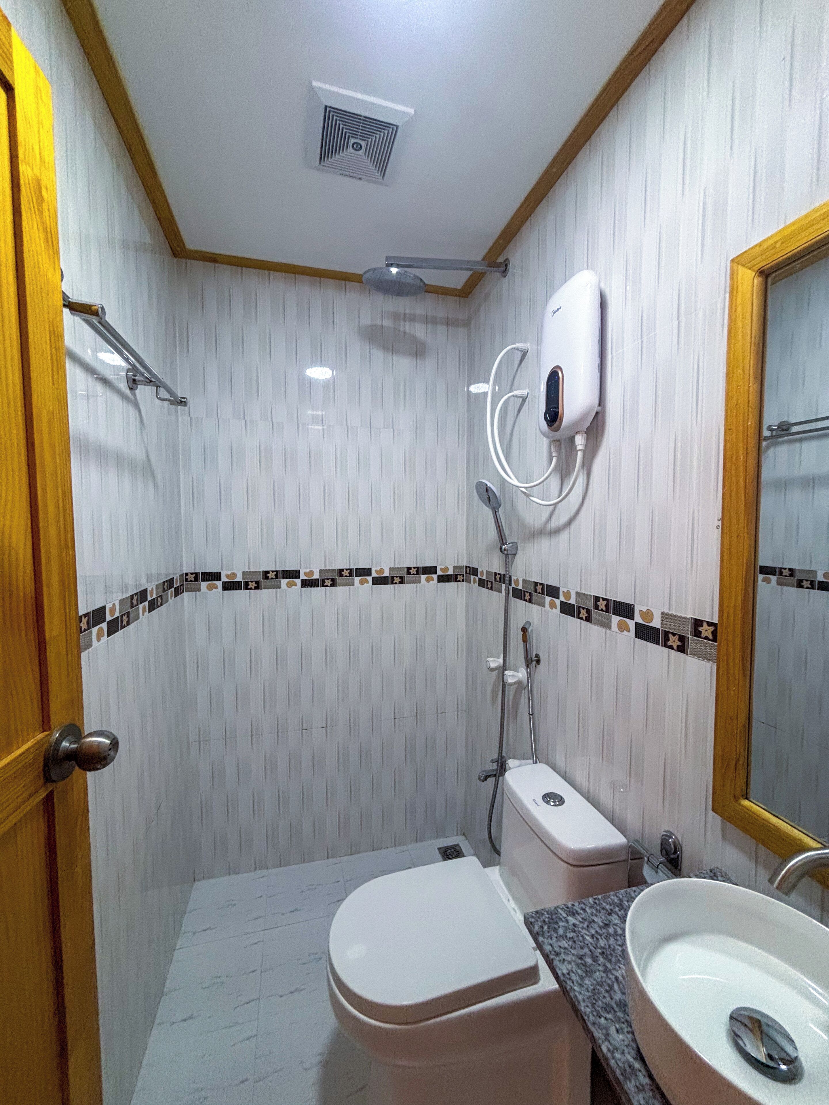 Suite Keluarga, 2 kamar tidur, balkon, pemandangan kota | Kamar mandi | Shower, pengering rambut, handuk, dan sabun