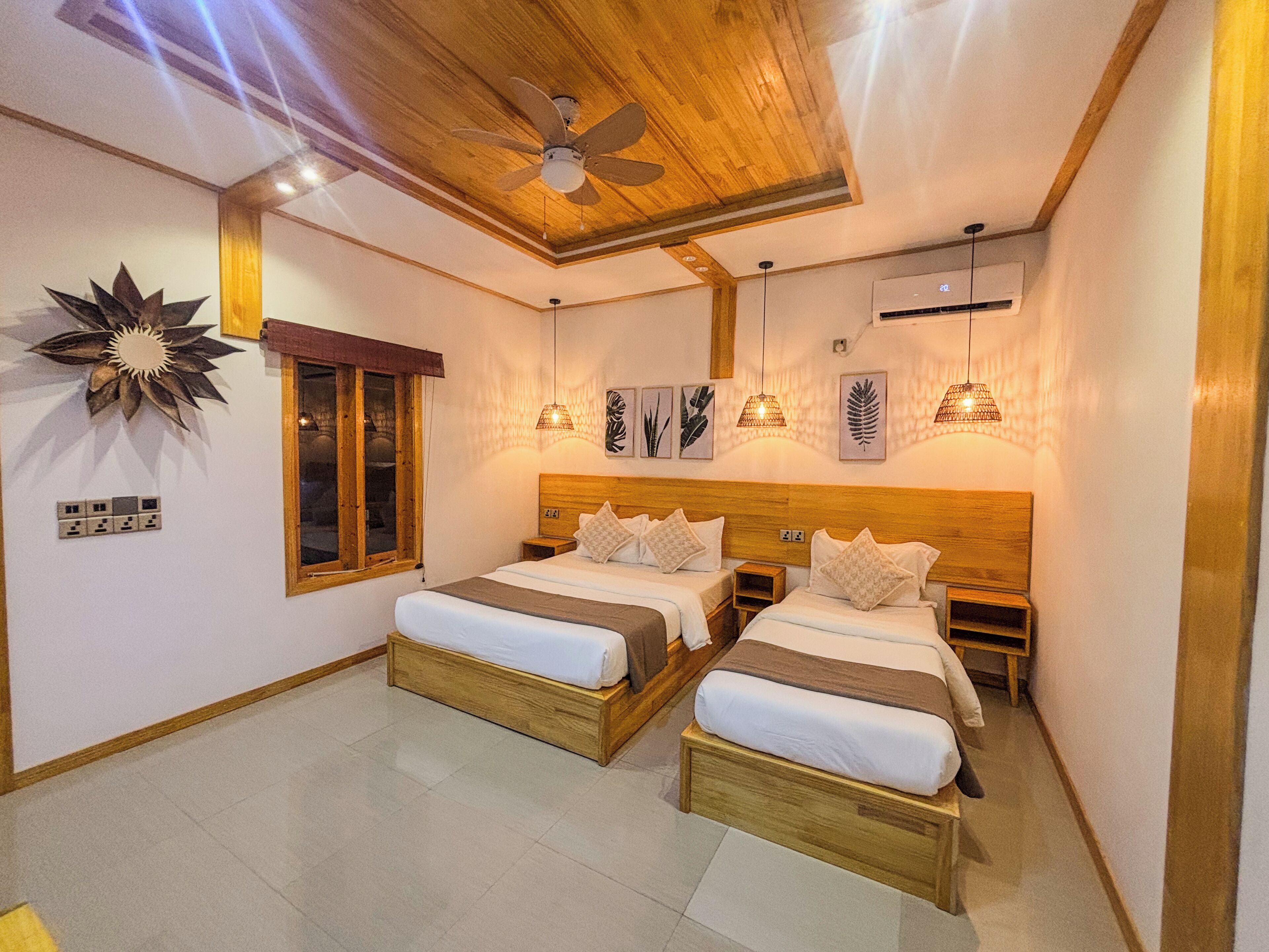 Suite Familiale, 2 chambres, balcon, vue ville | Coffres-forts dans les chambres, rideaux occultants