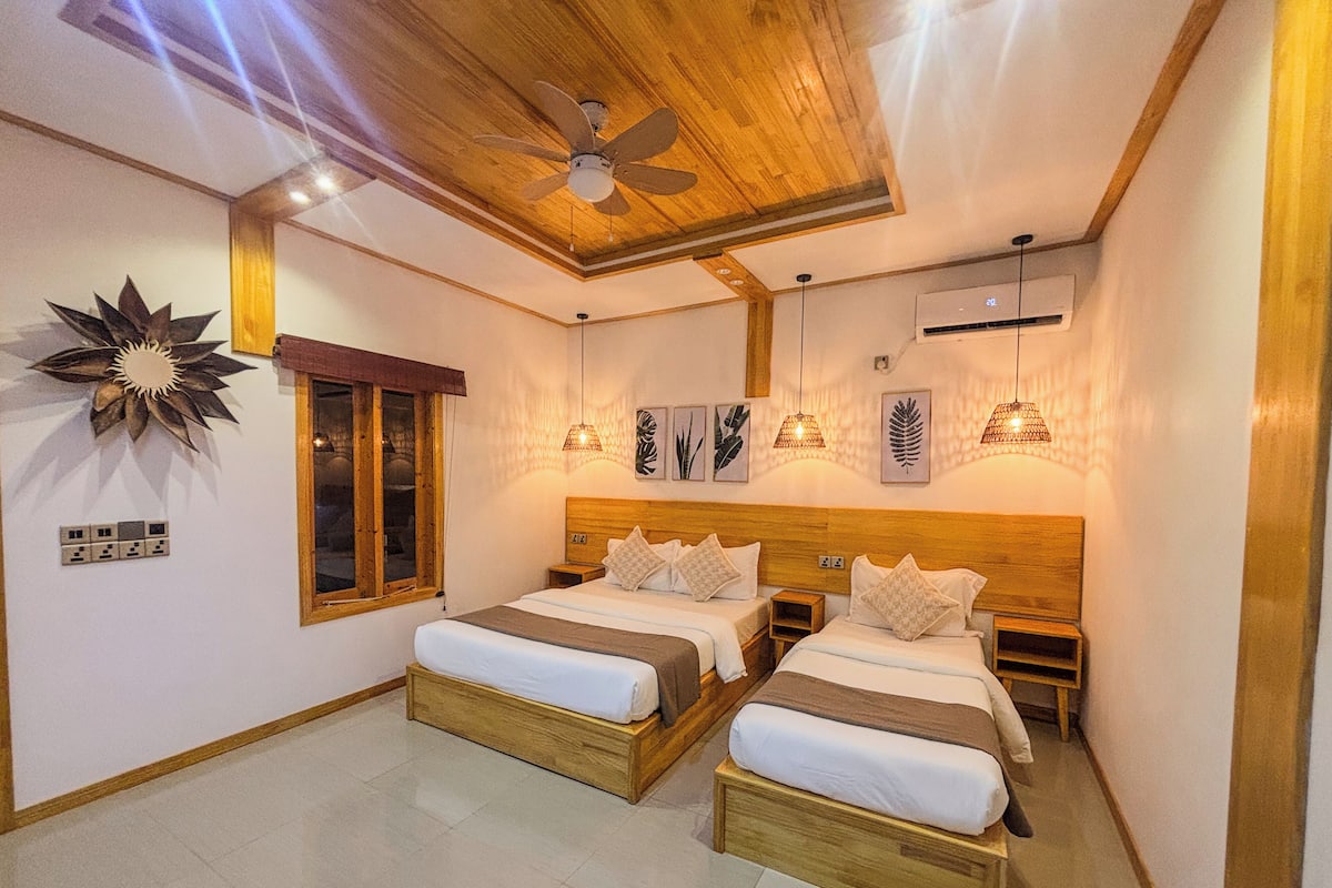 Suite Familiale, 2 chambres, balcon, vue ville | Coffres-forts dans les chambres, rideaux occultants