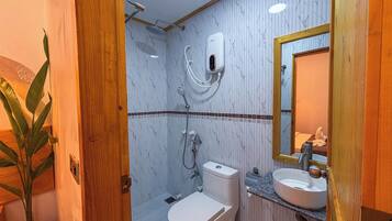 Habitación Deluxe con 1 cama doble o 2 individuales, vistas a la ciudad | Baño | Ducha, secador de pelo, toallas y jabón