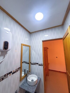 Suite Familiale, 2 chambres, balcon, vue ville | Salle de bain | Douche, sèche-cheveux, serviettes fournies, savon