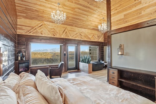 Luxury Lookout • Hot Tub