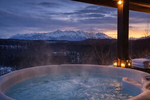 Outdoor spa tub - Luxury Lookout! (Wasilla)