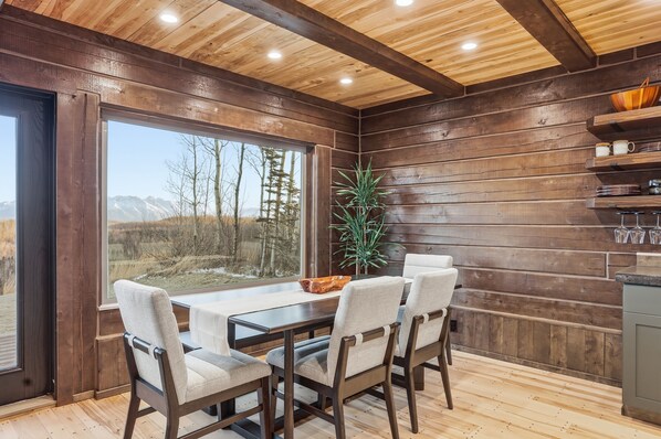 Dining - Luxury Lookout! (Wasilla)