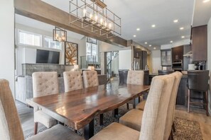 Dining - Snowcreek # 754 Luxury Mammoth Lakes getaway (Mammoth Lakes)