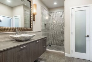 Shower, hair dryer, towels, soap - Snowcreek # 754 Luxury Mammoth Lakes getaway (Mammoth Lakes)