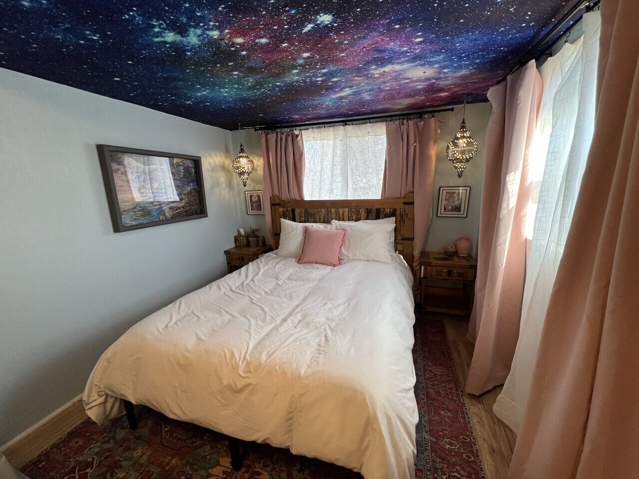 デスク、WiFi、ベッドシーツ