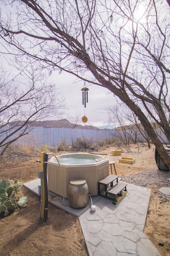 Rosy`s Oracle A Magical Oasis with Private Mineral Water Tub
