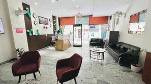 Eenvoudige tweepersoonskamer, balkon, uitzicht op de stad | Uitzicht op de binnenplaats