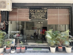 Exterior - Ivory Airport (New Delhi)