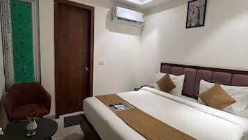 Dobbeltrom, balkong, byutsikt | Safe på rommet, strykejern/-brett, wi-fi (inkludert) og sengetøy