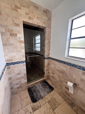 Douche, serviettes fournies, savon