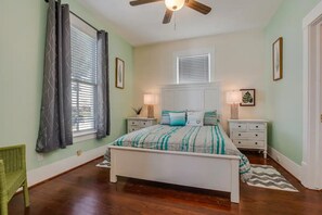 2 bedrooms, iron/ironing board, WiFi, bed sheets - Surf House Galveston (Galveston)