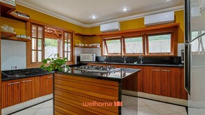 Fridge, microwave, toaster, cookware/dishes/utensils - Casa Confortável em Angra do Reis Proximo a Praia (Angra dos Reis)