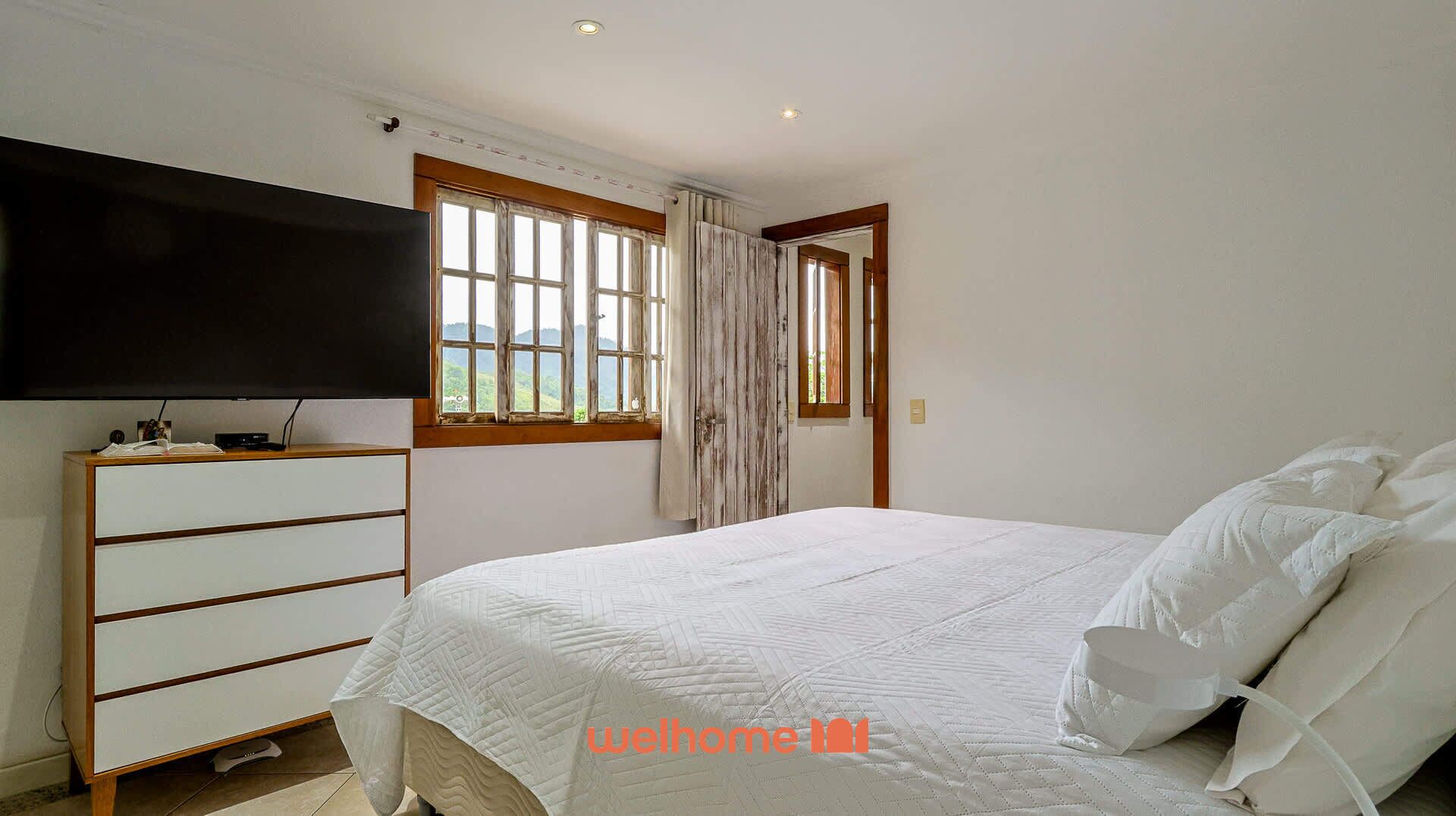 Tabla de planchar con plancha, wifi, ropa de cama