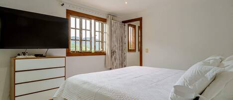 Tabla de planchar con plancha, wifi, ropa de cama