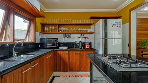 Jääkaappi, mikroaaltouuni, leivänpaahdin