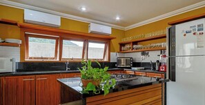 Kjøleskap, mikrobølgeovn, brødrister og kjøkkenutstyr