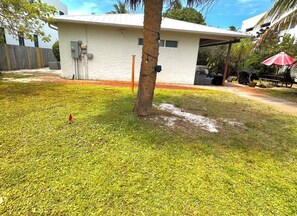 Property grounds - 2-ensuite bedrooms detached beach house& yard in superb Delray 1 milefrom beach (Delray Beach)