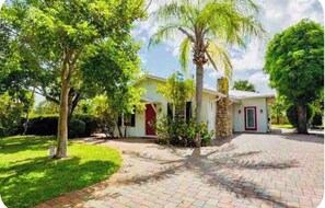 Exterior - 2-ensuite bedrooms detached beach house& yard in superb Delray 1 milefrom beach (Delray Beach)