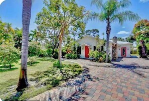 Exterior - 2-ensuite bedrooms detached beach house& yard in superb Delray 1 milefrom beach (Delray Beach)