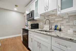 ثلاجة، ميكروويف، فرن، موقد طهي مسطح