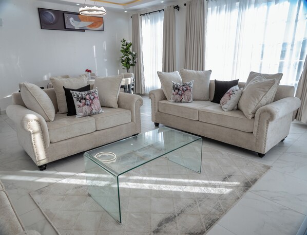 TV - Ngao-220. 3-bedroom cabin in Nanyuki . Powered by sunshine & good vibes (Nanyuki)