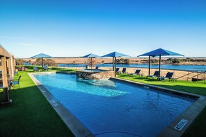 Kolam renang terbuka bermusim 