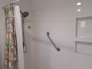 Dusche, Handtücher, Seife, Toilettenpapier