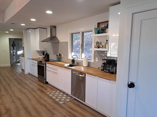 Wildwood Hideaway- 2-bedroom cozy and secluded home close to Beaver Lake