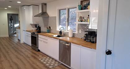 Wildwood Hideaway- 2-bedroom cozy and secluded home close to Beaver Lake