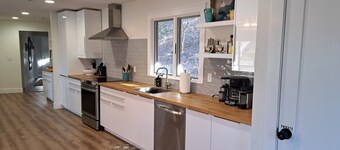Wildwood Hideaway- 2-bedroom cozy and secluded home close to Beaver Lake