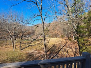Property grounds - Wildwood Hideaway- 2-bedroom cozy and secluded home close to Beaver Lake (Rogers)