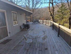 Outdoor dining - Wildwood Hideaway- 2-bedroom cozy and secluded home close to Beaver Lake (Rogers)