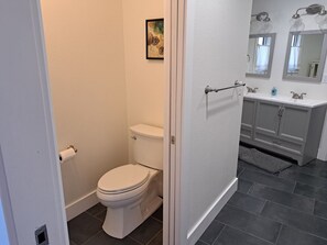 Dusche, Handtücher, Seife, Toilettenpapier