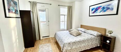 Planxa i posts de planxar, wifi i roba de llit