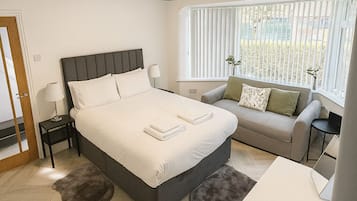 4 makuuhuonetta, silitysrauta/-lauta, ilmainen Wi-Fi, vuodevaatteet