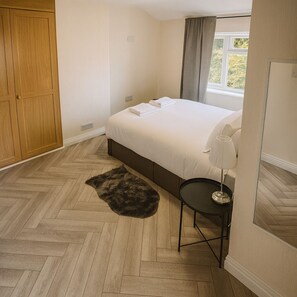 4 bedrooms, iron/ironing board, free WiFi, bed sheets - Stylish 4-Bedroom Home in Prestwich (Prestwich)