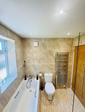 Pyyhkeet, saippua, sampoo, vessapaperi