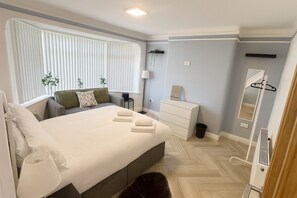 4 bedrooms, iron/ironing board, free WiFi, bed sheets - Stylish 4-Bedroom Home in Prestwich (Prestwich)
