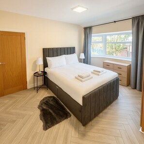 4 makuuhuonetta, silitysrauta/-lauta, ilmainen Wi-Fi, vuodevaatteet