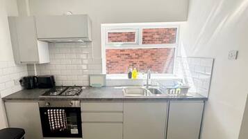 Jääkaappi, mikroaaltouuni, uuni, liesi