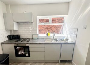 Jääkaappi, mikroaaltouuni, uuni, liesi